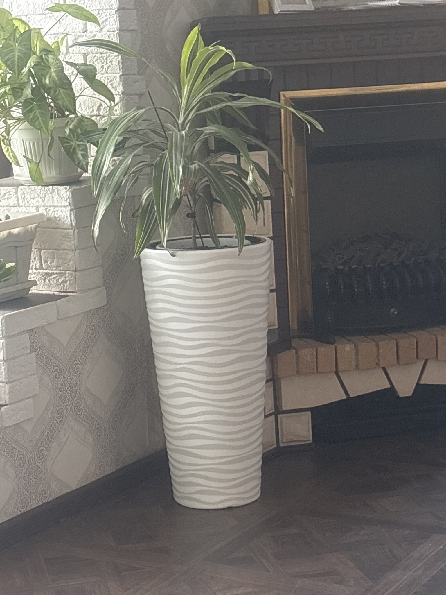 Фотография покупателя товара Кашпо для цветов со вставкой «Оазис», 43 л (10 л), пластик, белое - Фото 1