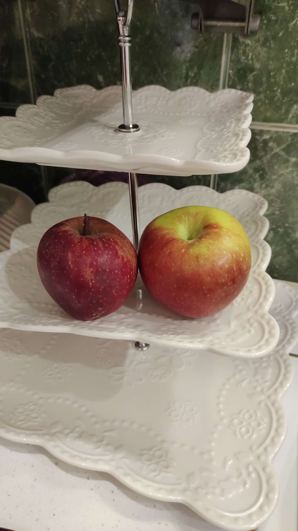 Фотография покупателя товара Этажёрка Фруктовница Доляна «Сьюзен», 3 яруса, 14.5/20/24.5 см, фарфор, белая - Фото 1