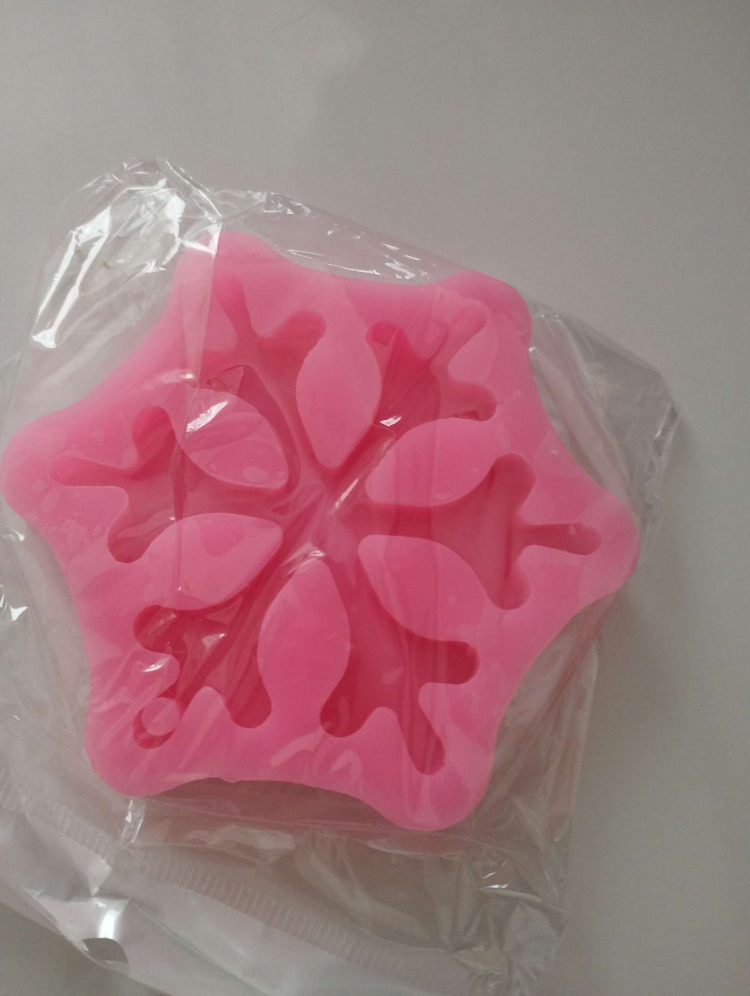 Фотография покупателя товара Молд для заливки новогодний «Снежинки», силикон, 8.6×8.6 см, розовый - Фото 1