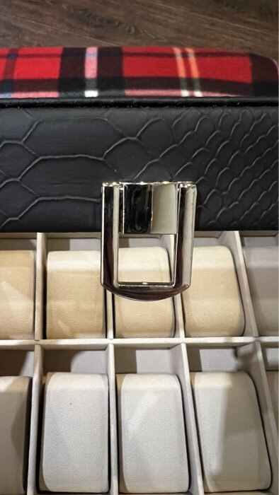 Фотография покупателя товара Шкатулка для часов 12 отделений «Питон чёрный с белой строчкой», с замком, искусственная кожа, 9×32×20 см - Фото 5