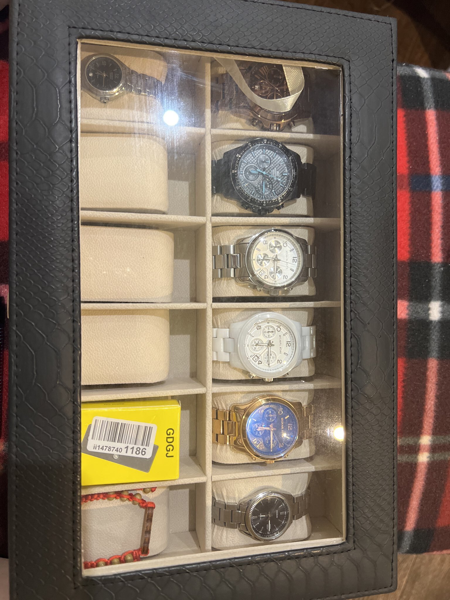 Фотография покупателя товара Шкатулка для часов 12 отделений «Питон чёрный с белой строчкой», с замком, искусственная кожа, 9×32×20 см - Фото 8