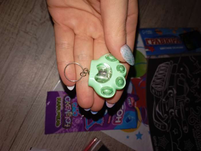 Фотография покупателя товара Фонарик брелок для ключей на кольце «Лапка», 1 режим, 3 LR41, 3.5×4 см, МИКС - Фото 2