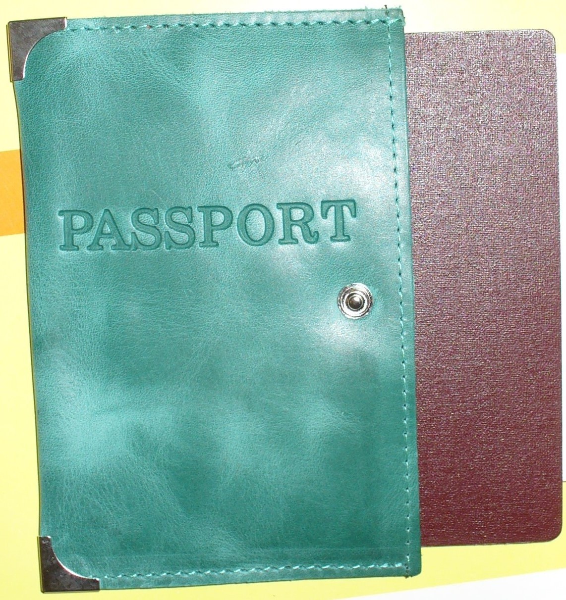 Фотография покупателя товара Обложка для паспорта, на клапане, цвет зелёный - Фото 2