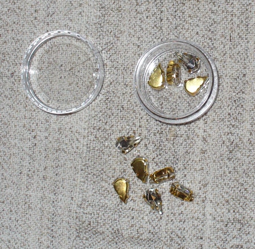Фотография покупателя товара Стразы в цапах (набор 5 шт.), 6×10 мм, цвет синий в золоте - Фото 4