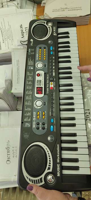 Фотография покупателя товара Синтезатор «Музыкальный взрыв», 49 клавиш, работает от сети и от батареек - Фото 3