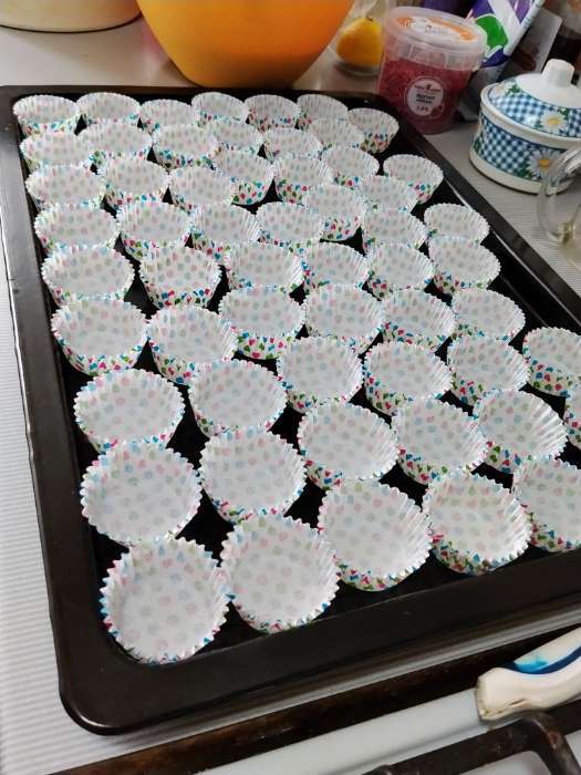 Фотография покупателя товара Форма для выпечки и упаковки конфет бумажная UPAK LAND «Горох», 3.5×2 см, одноразовая, голубая - Фото 1