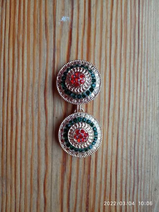 Фотография покупателя товара Зажим для кардигана «Круг» в орнаментах«, цвет красно-зелёный в золоте - Фото 1