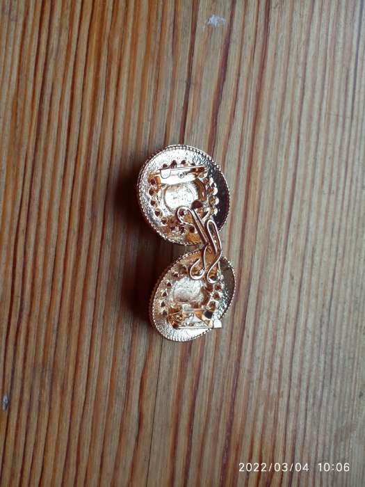 Фотография покупателя товара Зажим для кардигана «Круг» в орнаментах«, цвет красно-зелёный в золоте - Фото 2