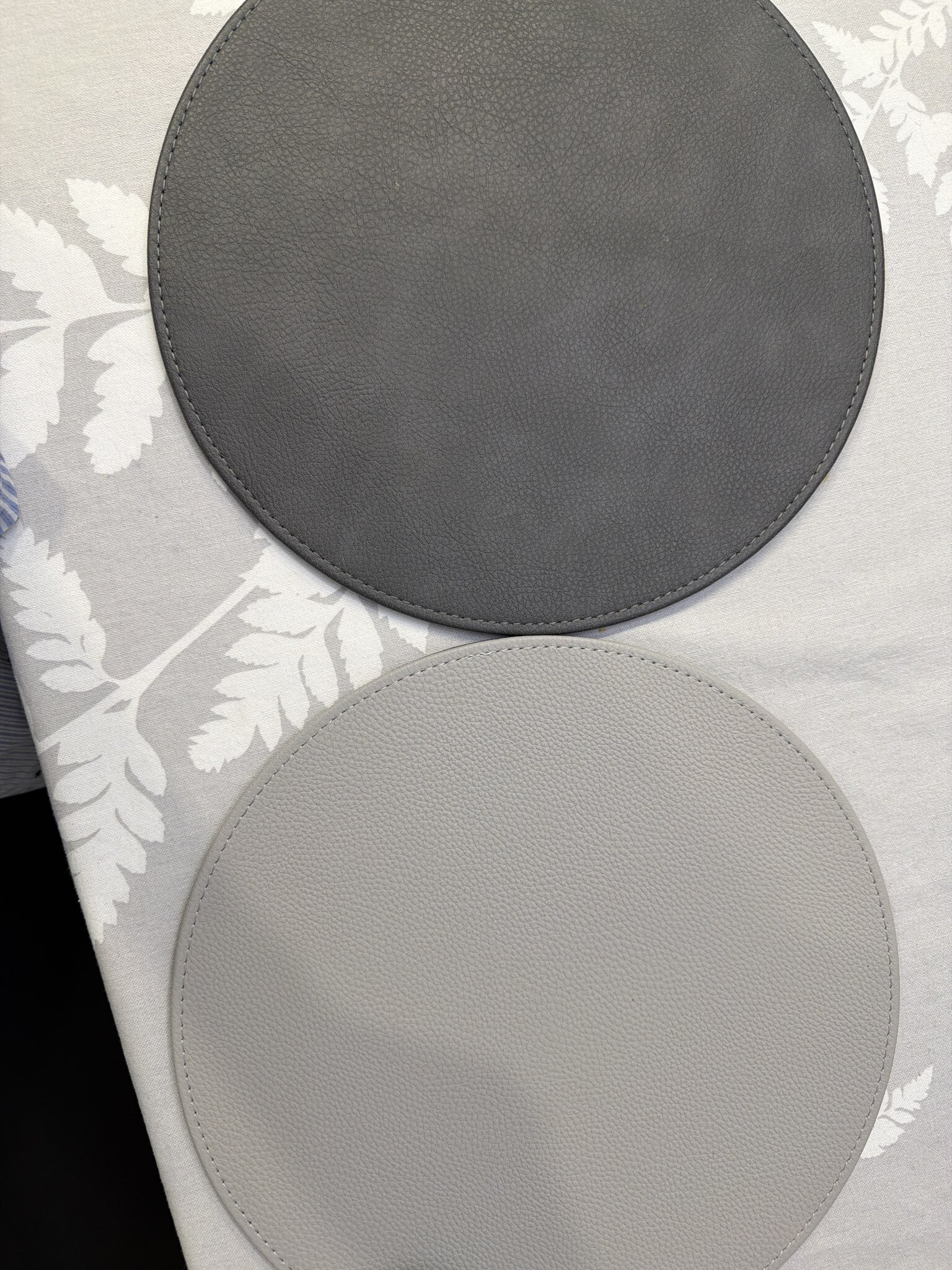 Фотография покупателя товара Набор салфеток Magistro, 4 шт., d=28.5 см, подставки под кружку d=10 см, экокожа, двухсторонние, серые - Фото 1