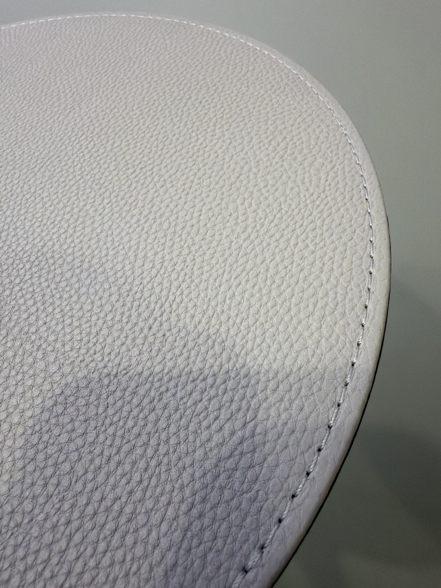 Фотография покупателя товара Набор салфеток Magistro, 4 шт., d=28.5 см, подставки под кружку d=10 см, экокожа, двухсторонние, серые - Фото 2