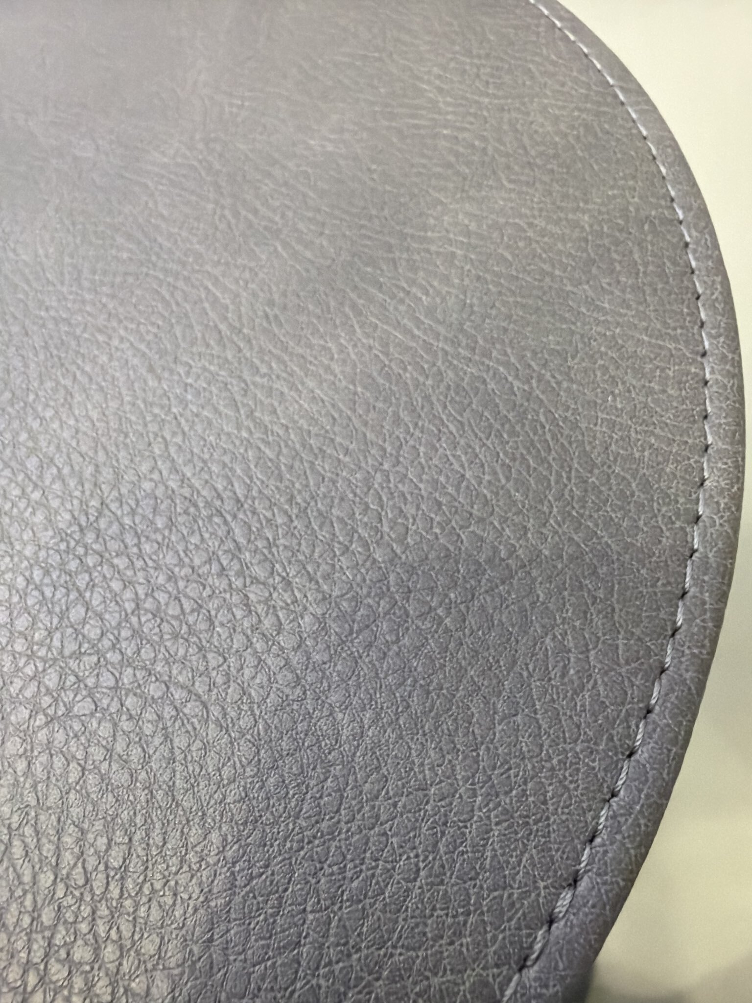 Фотография покупателя товара Набор салфеток Magistro, 4 шт., d=28.5 см, подставки под кружку d=10 см, экокожа, двухсторонние, серые - Фото 3