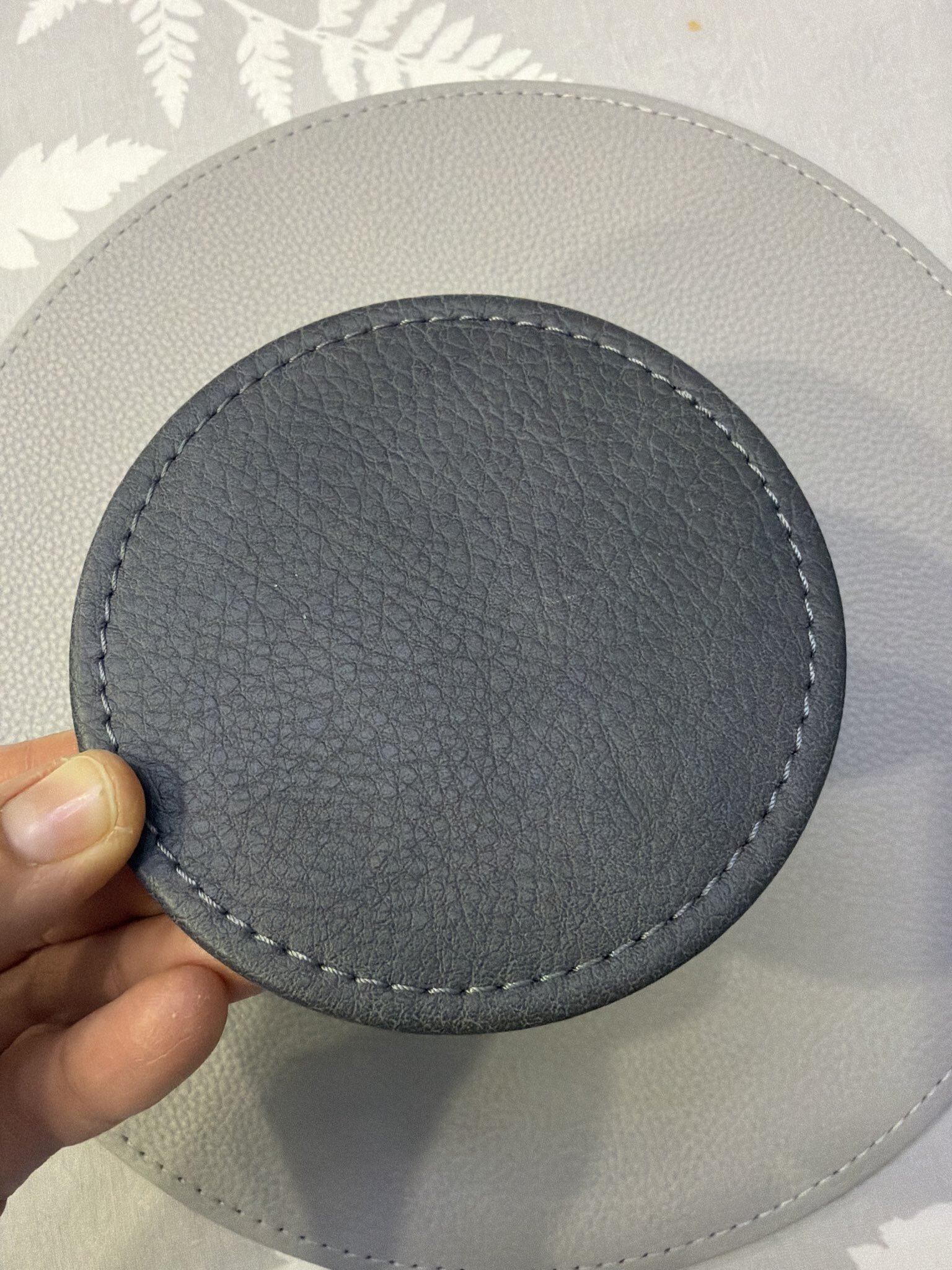 Фотография покупателя товара Набор салфеток Magistro, 4 шт., d=28.5 см, подставки под кружку d=10 см, экокожа, двухсторонние, серые - Фото 4