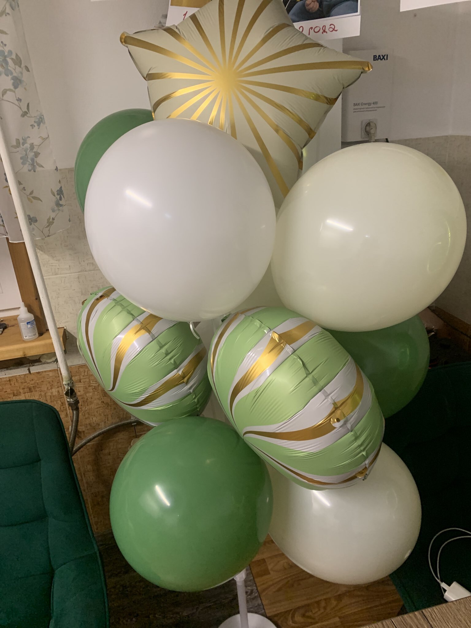 Фотография покупателя товара Воздушные шары «Зелёные грани», фольга, латекс, набор 12 шт. - Фото 2