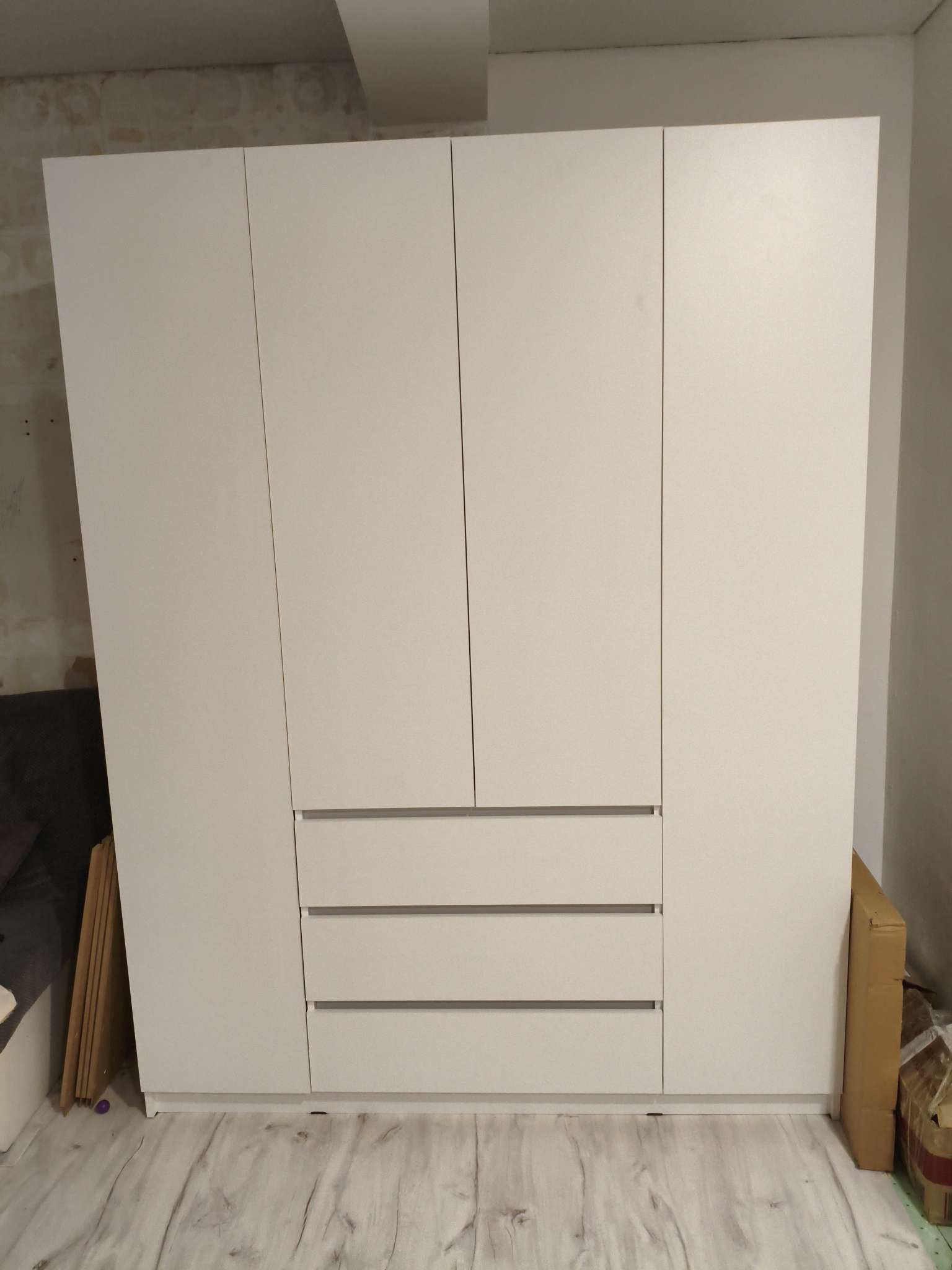 Фотография покупателя товара Шкаф распашной четырёхстворчатый «Мадера», 3 ящика, 1600×520×2100 мм, цвет белый - Фото 1