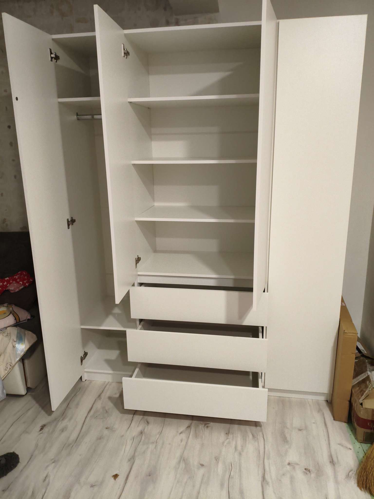 Фотография покупателя товара Шкаф распашной четырёхстворчатый «Мадера», 3 ящика, 1600×520×2100 мм, цвет белый - Фото 2