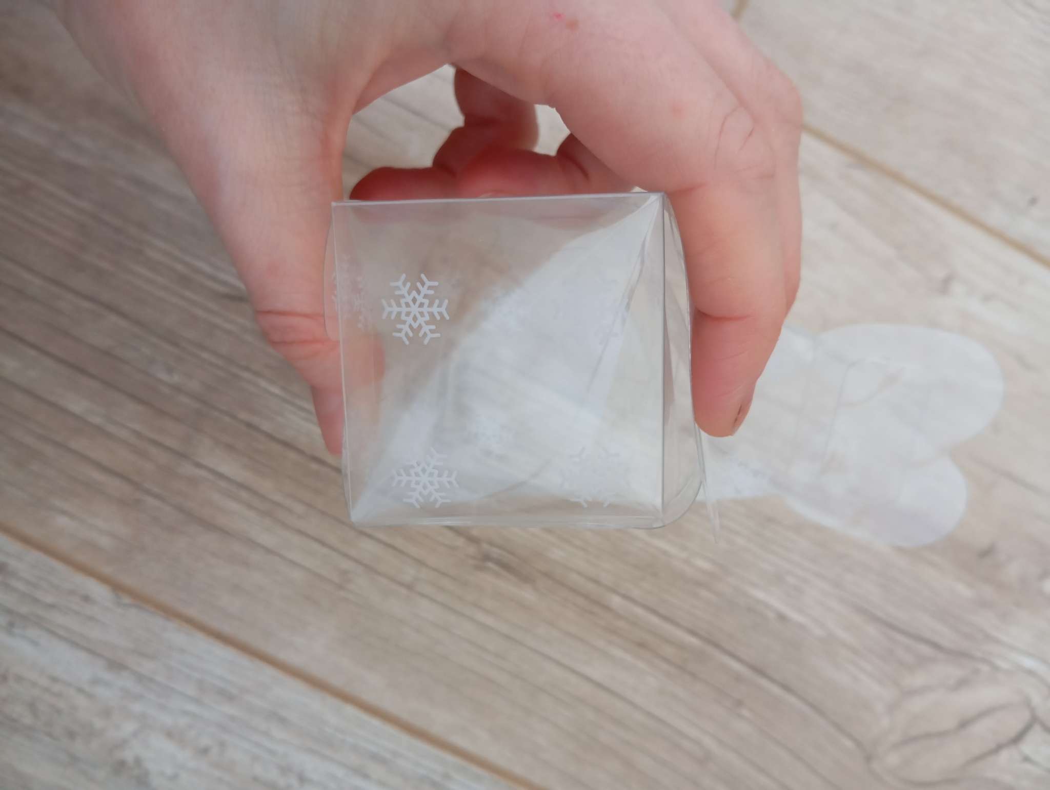 Фотография покупателя товара Коробка подарочная новогодняя складная ПВХ «Снежинки» 12×7×7 см - Фото 16