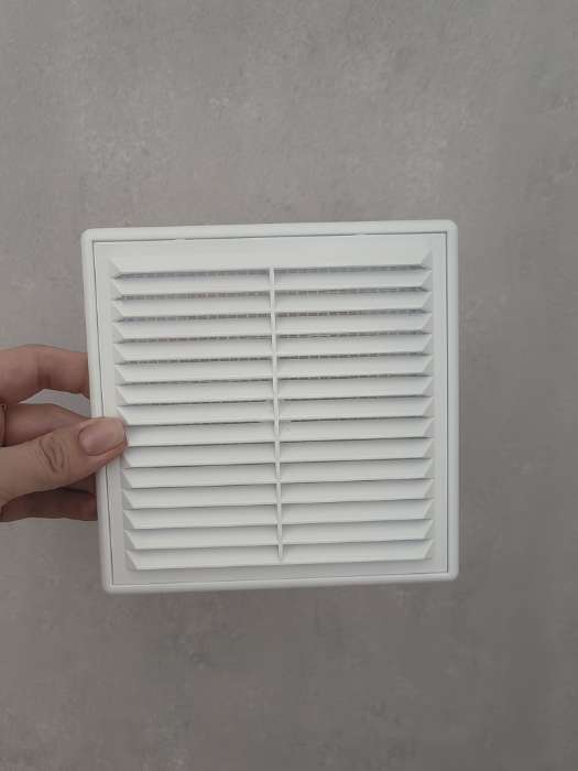 Фотография покупателя товара Решетка вентиляционная ZEIN Люкс ЛР1515, 150×150 мм, с сеткой, разъемная - Фото 3