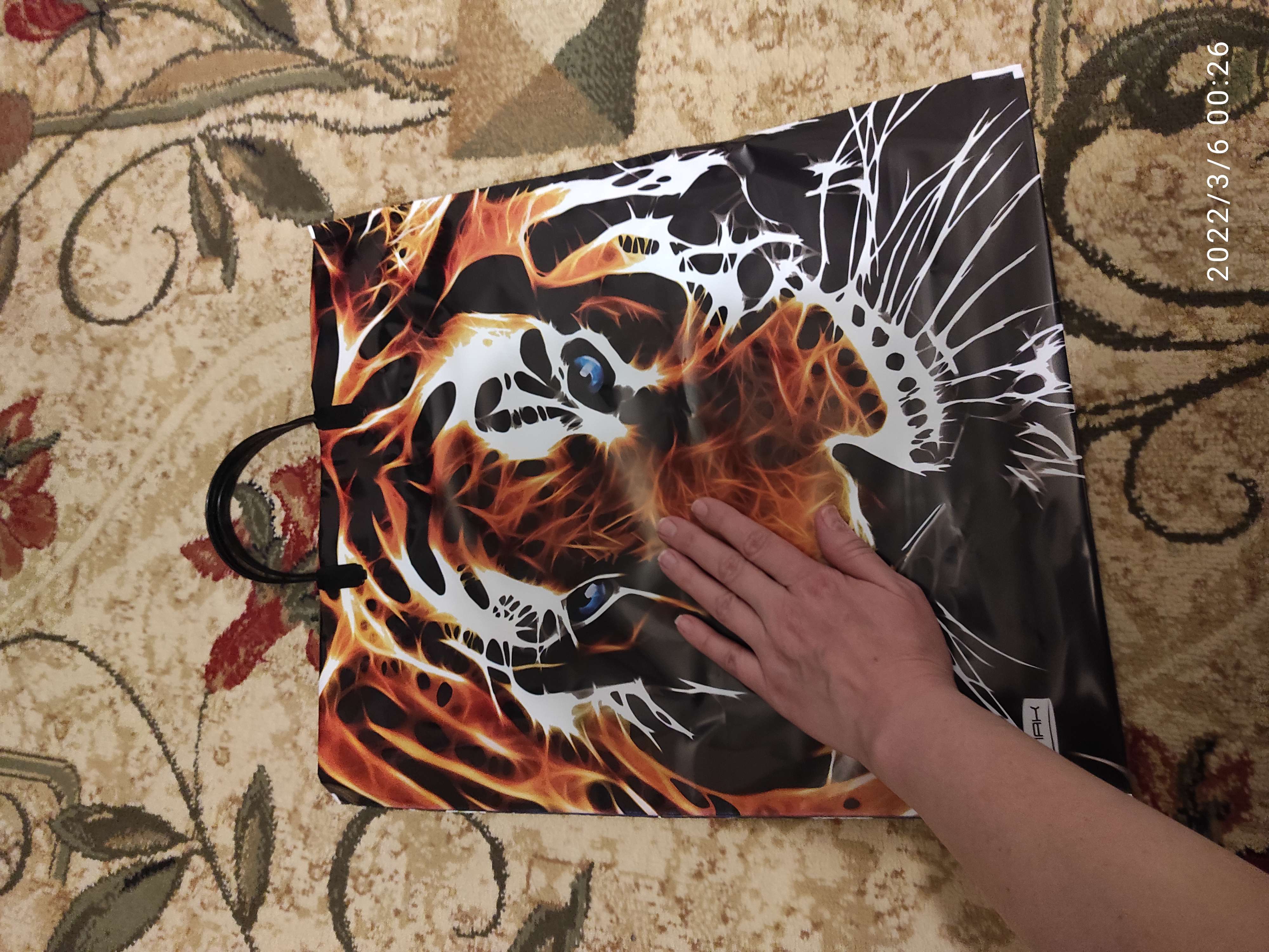 Фотография покупателя товара Пакет "Тигр", полиэтиленовый с пластиковой ручкой, 38х44 см, 90 мкм - Фото 4