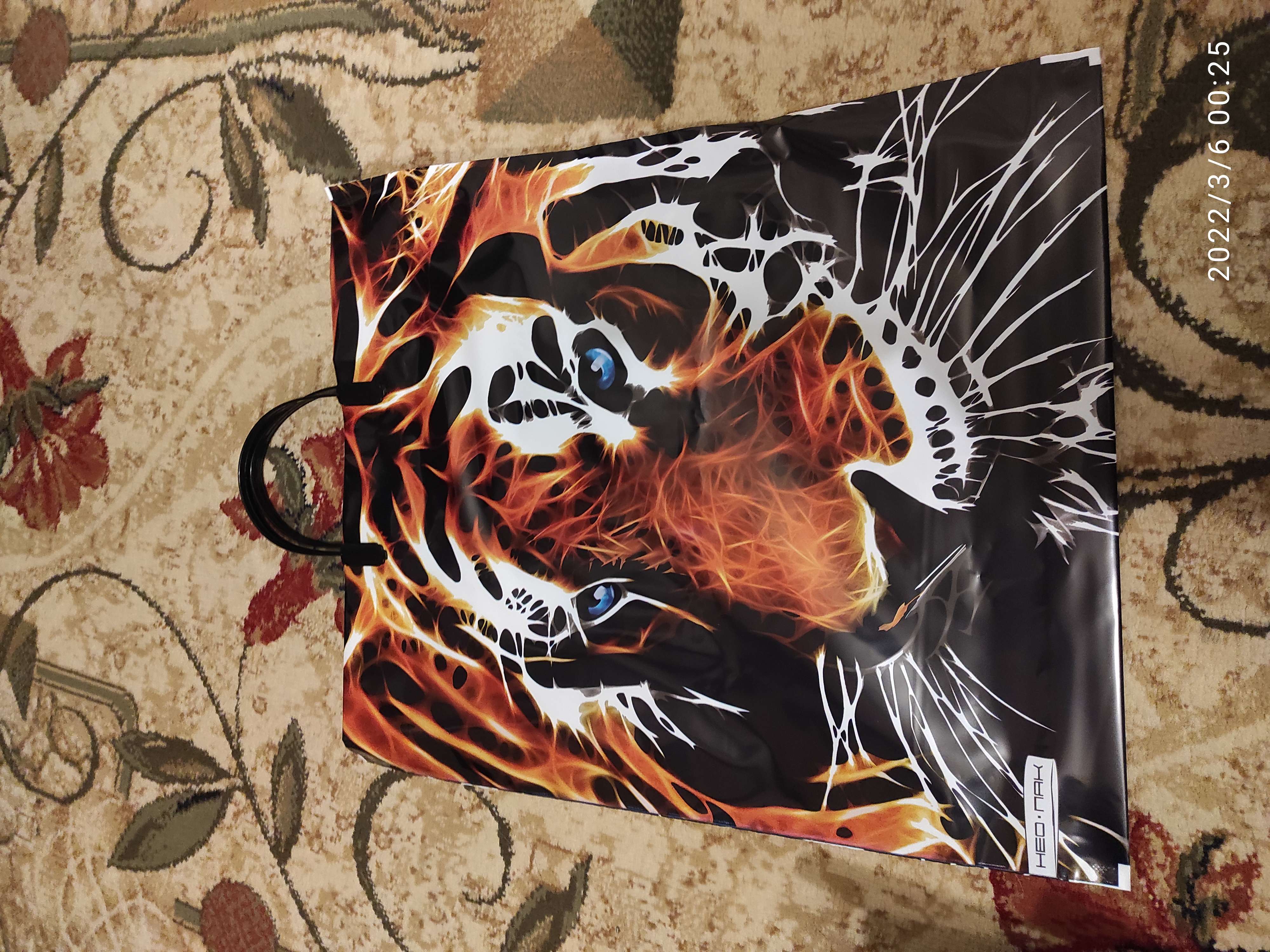 Фотография покупателя товара Пакет "Тигр", полиэтиленовый с пластиковой ручкой, 38х44 см, 90 мкм - Фото 2