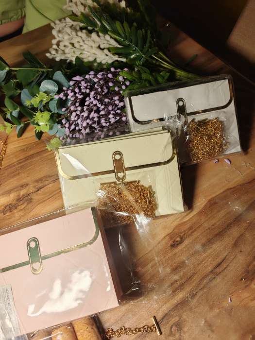 Фотография покупателя товара Пакет переноска для цветов, ручка цепь, «Кремовый», с золотым тиснением, 15×10.5×10 см - Фото 6