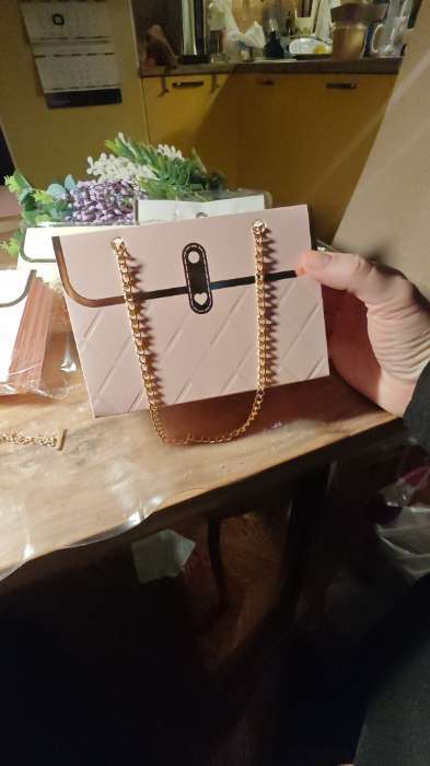 Фотография покупателя товара Пакет переноска для цветов, ручка цепь, «Кремовый», с золотым тиснением, 15×10.5×10 см - Фото 5