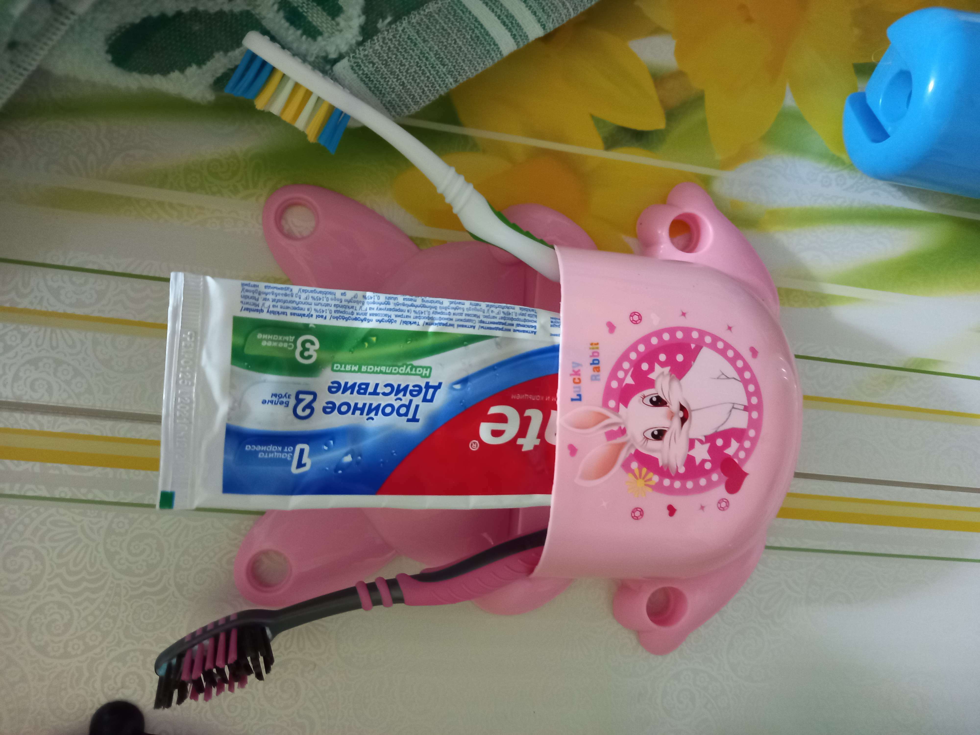 Фотография покупателя товара Держатель для зубных щёток детский «Зайка», на присосках, цвет МИКС - Фото 2