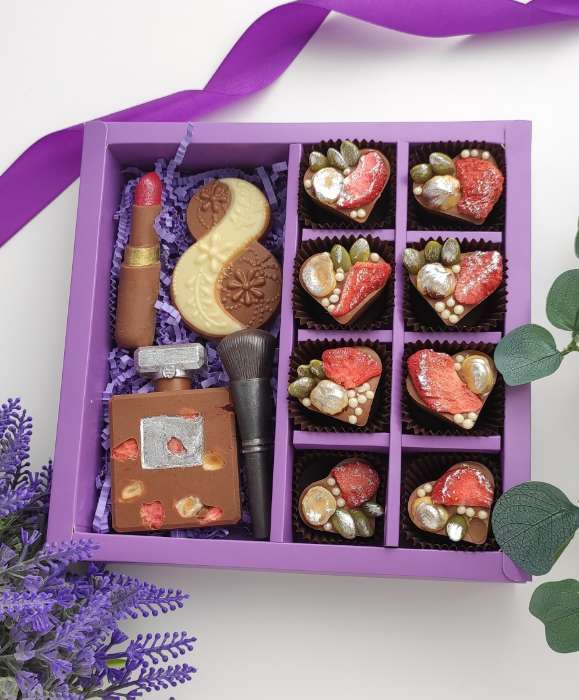 Фотография покупателя товара Коробка для 8 конфет + шоколад, с окном, белая, 17.7×17.8×3.8 см - Фото 3