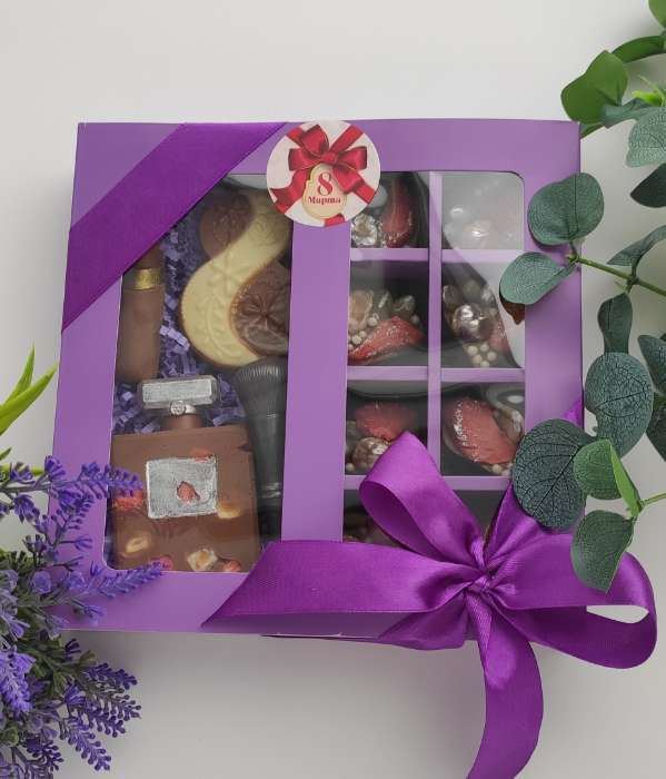 Фотография покупателя товара Коробка для 8 конфет + шоколад, с окном, белая, 17.7×17.8×3.8 см - Фото 2