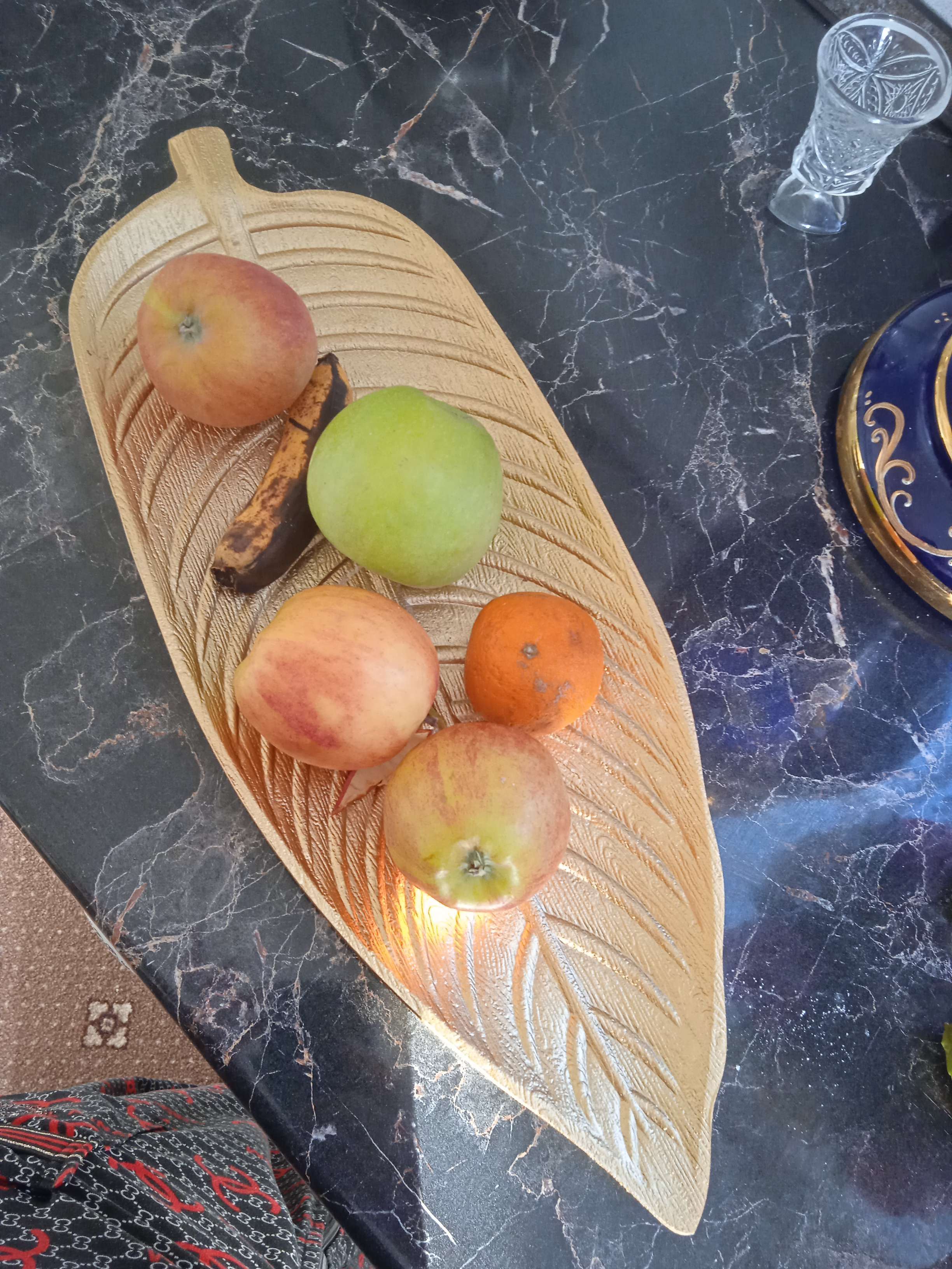 Фотография покупателя товара Блюдо для фруктов Доляна «Золотой лист», 45×17 см, цвет золотой