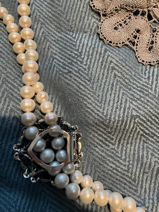 Фотография покупателя товара Зажим для платка «Цветок астры», белый в чернёном золоте - Фото 2