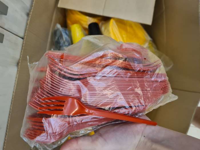 Фотография покупателя товара Вилка пластиковая одноразовая, 16,5 см, цвет красный - Фото 3