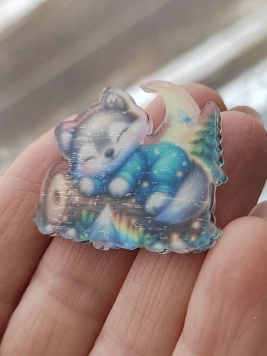 Фотография покупателя товара Декор для творчества акрил «Волчонок сладко спит на брёвнышке», 2.9×3.4×0.3 см - Фото 1