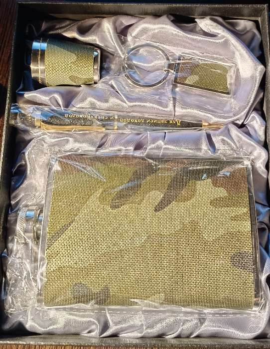 Фотография покупателя товара Подарочный набор 5 в 1 «Полевой», 17×21.5 см, фляжка 270 мл, 2 рюмки, брелок, открывалка-штопор, металл, текстиль - Фото 3