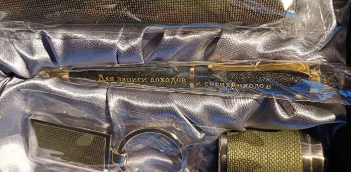 Фотография покупателя товара Подарочный набор 5 в 1 «Полевой», 17×21.5 см, фляжка 270 мл, 2 рюмки, брелок, открывалка-штопор, металл, текстиль - Фото 4