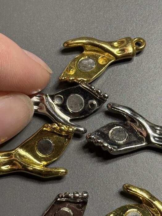 Фотография покупателя товара Замок магнитный «Руки», 2 шт. цвет серебристо-золотой - Фото 3