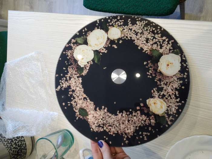 Фотография покупателя товара Подставка стеклянная для торта вращающаяся Magistro «Розы на чёрном», d=32 см, цвет чёрный - Фото 2