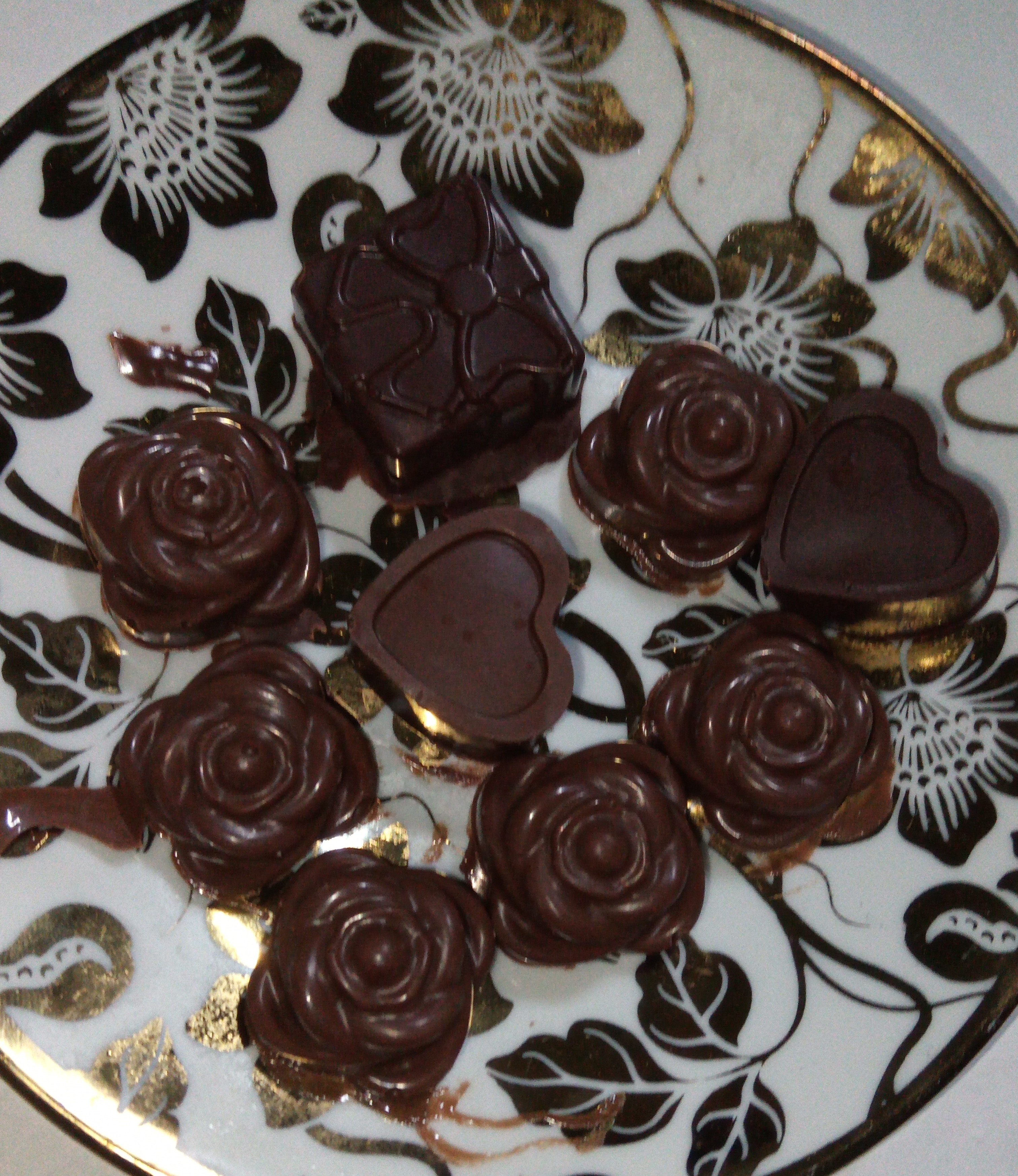 Фотография покупателя товара Форма для шоколада Доляна «Подарок, сердце, роза», силикон, 23,2×13,8×1,1 см, 24 ячейки (2,6×2,6×2 см), цвет МИКС