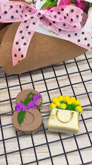 Фотография покупателя товара Подарочная коробка в форме сумочки, складная, с бантом и ручкой, крафт, 6×8×3 см - Фото 7