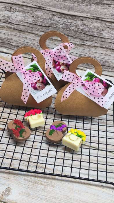 Фотография покупателя товара Подарочная коробка в форме сумочки, складная, с бантом и ручкой, крафт, 6×8×3 см - Фото 8