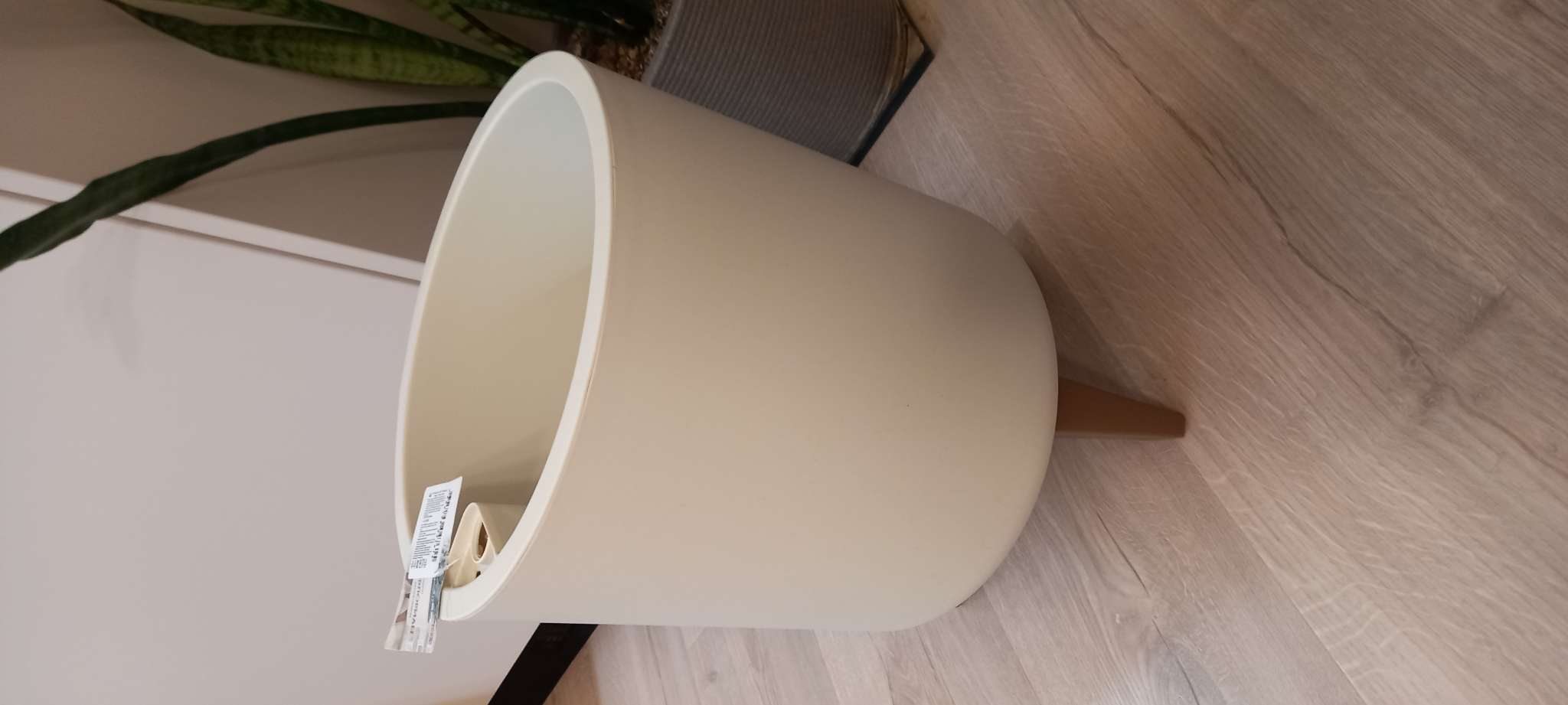 Фотография покупателя товара Кашпо для цветов «Флориан», 19 л, d=30 см, h=44.7 см, пластиковое, с автополивом, на ножках, белое - Фото 1