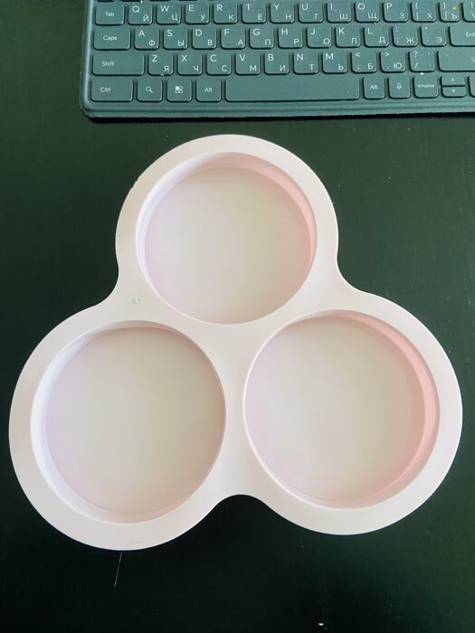 Фотография покупателя товара Форма для выпечки Доляна «Круг», силикон. 23×19.5 см, 3 ячейки (d=10 см), розовая - Фото 1