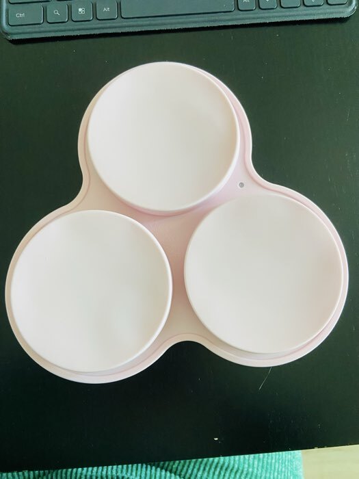 Фотография покупателя товара Форма для выпечки Доляна «Круг», силикон. 23×19.5 см, 3 ячейки (d=10 см), розовая - Фото 3