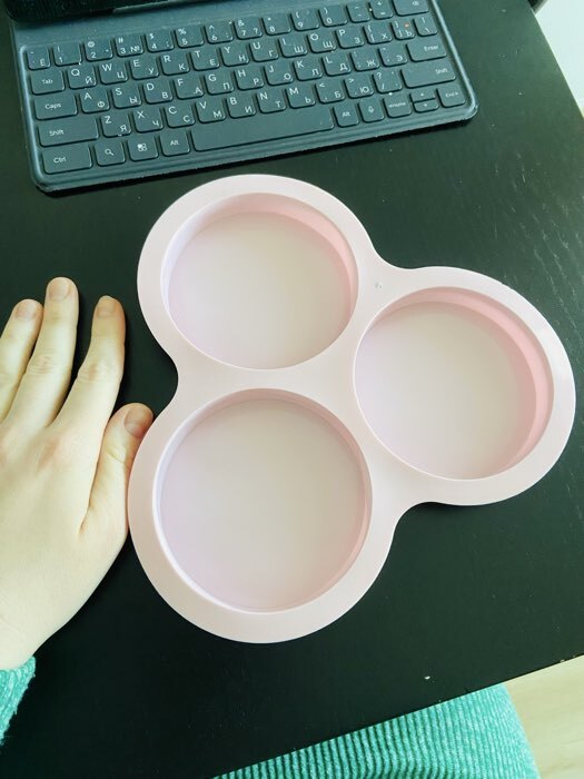 Фотография покупателя товара Форма для выпечки Доляна «Круг», силикон. 23×19.5 см, 3 ячейки (d=10 см), розовая - Фото 2