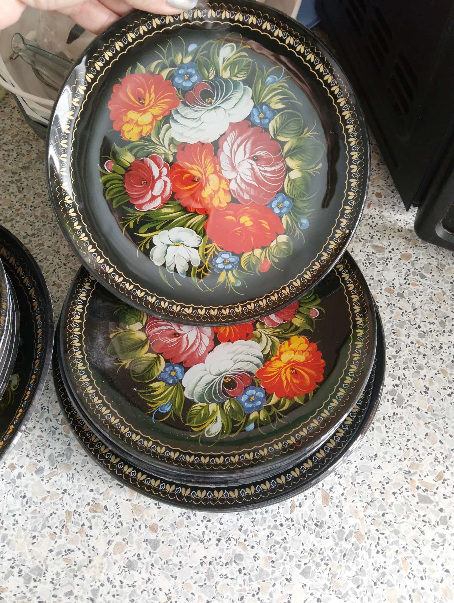 Фотография покупателя товара Тарелки Доляна «Кролик», 19 предметов: 6 десертных тарелок, 6 обеденных тарелок, 6 мисок, салатник, стекло, голубые - Фото 1