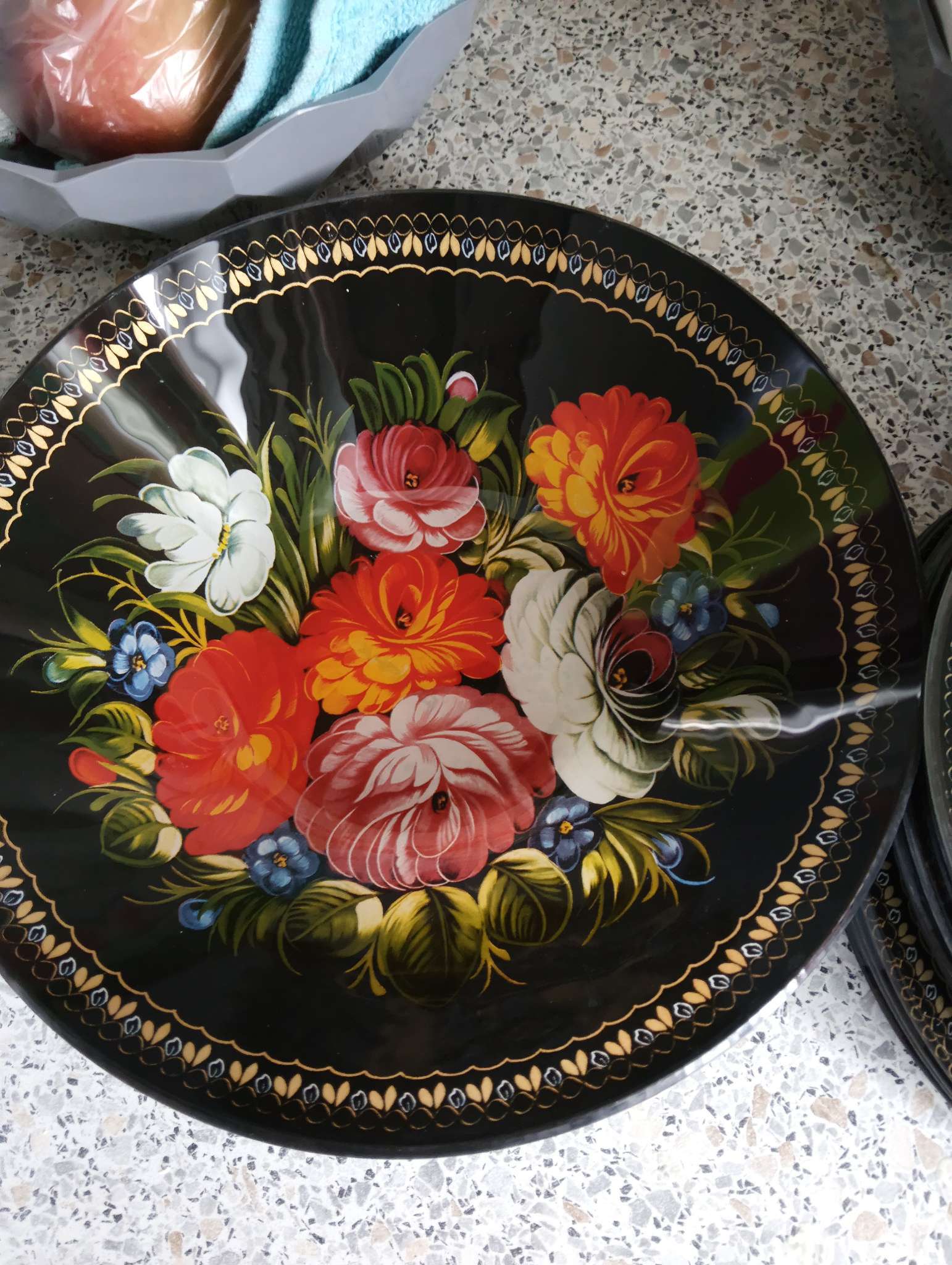 Фотография покупателя товара Тарелки Доляна «Кролик», 19 предметов: 6 десертных тарелок, 6 обеденных тарелок, 6 мисок, салатник, стекло, голубые - Фото 2