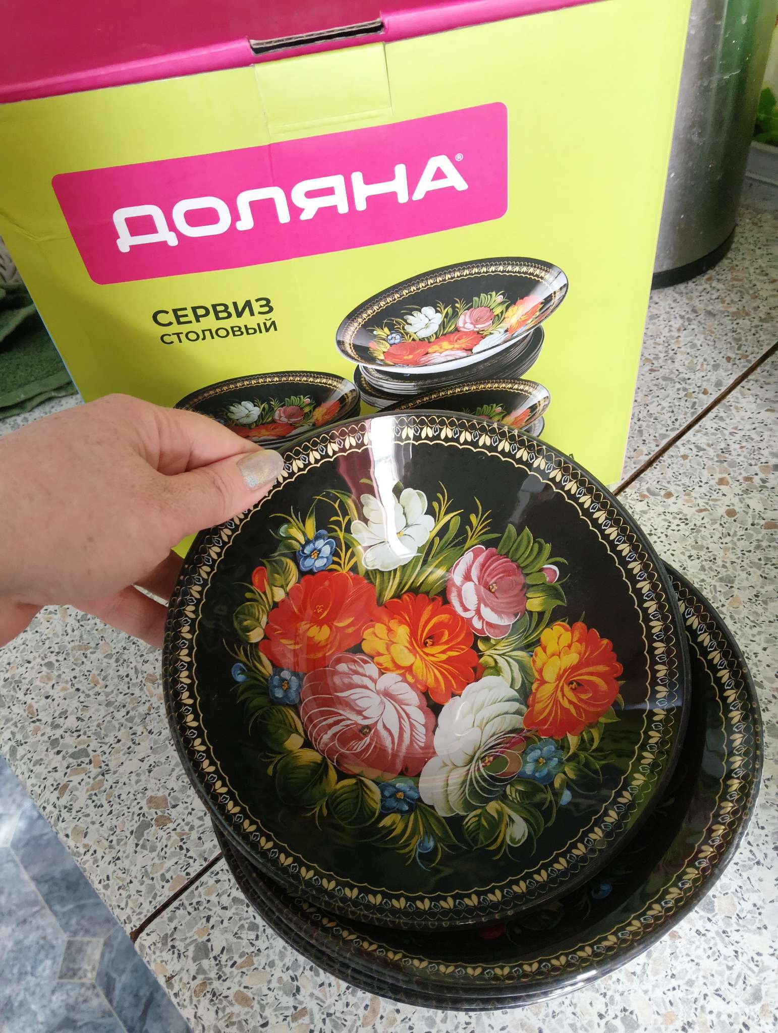 Фотография покупателя товара Тарелки Доляна «Кролик», 19 предметов: 6 десертных тарелок, 6 обеденных тарелок, 6 мисок, салатник, стекло, голубые - Фото 3