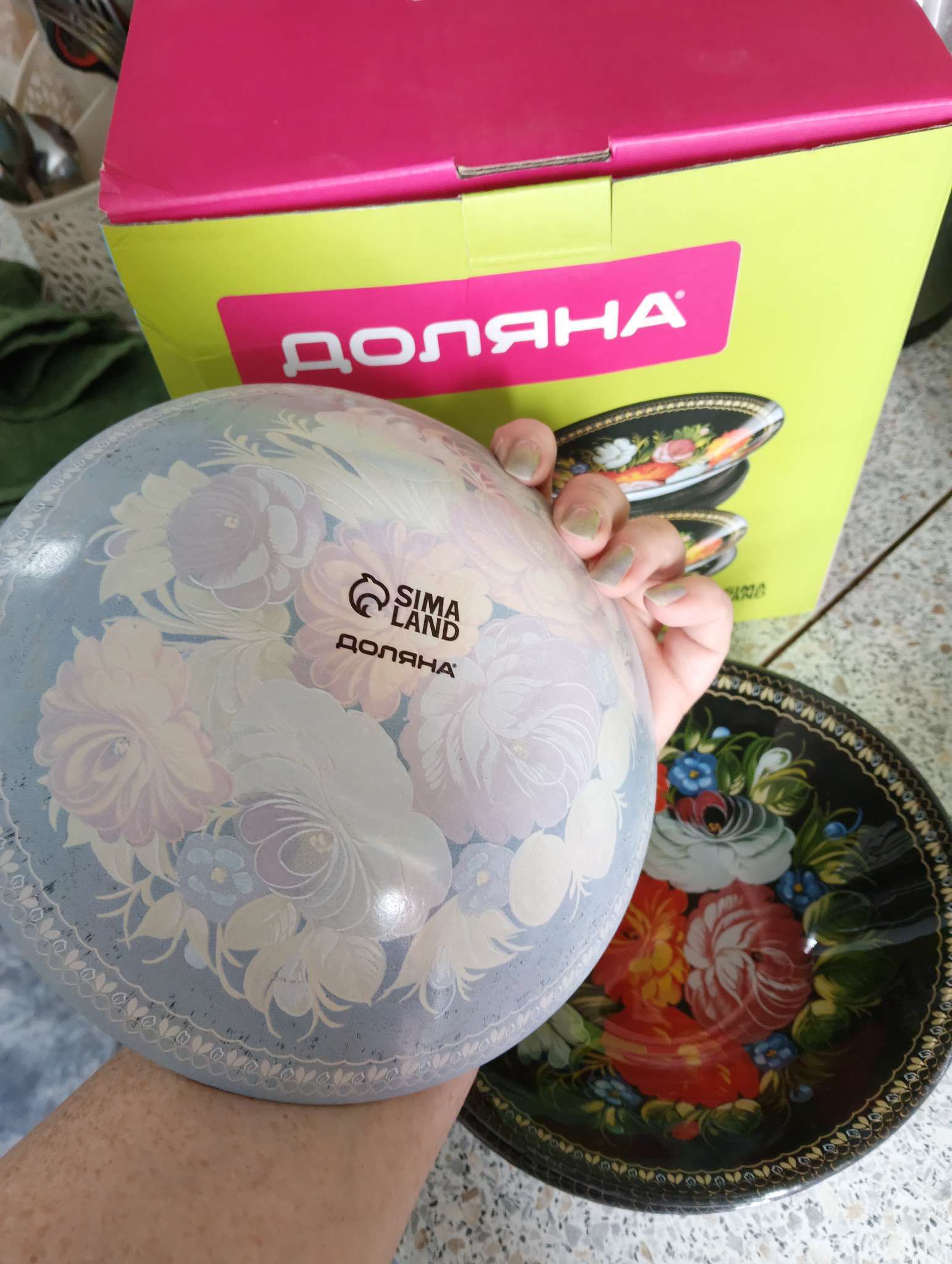 Фотография покупателя товара Тарелки Доляна «Кролик», 19 предметов: 6 десертных тарелок, 6 обеденных тарелок, 6 мисок, салатник, стекло, голубые - Фото 4