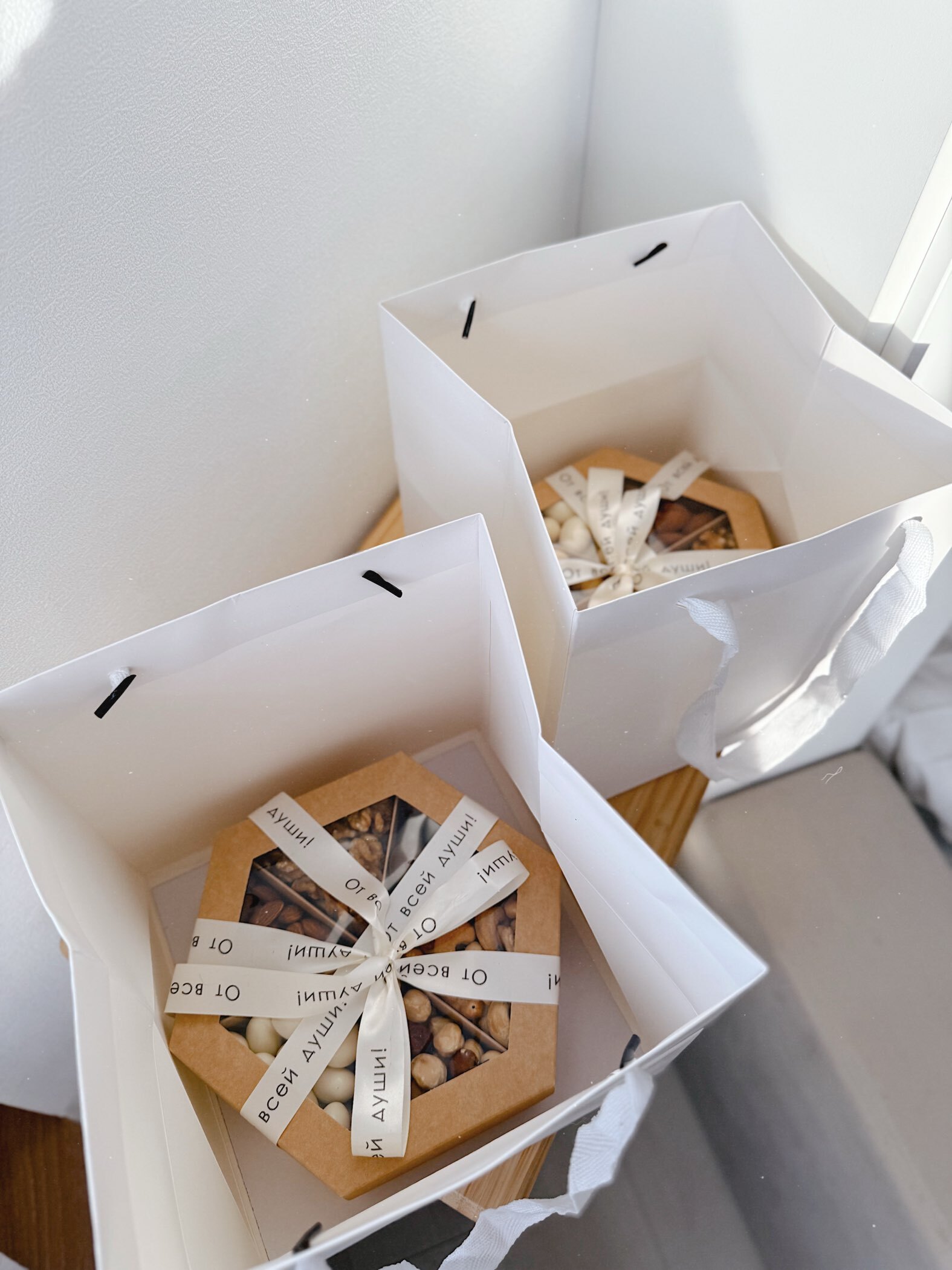 Фотография покупателя товара Коробка - менажница под сухофрукты, с окном, 18.5×18.5×5.5 см - Фото 4