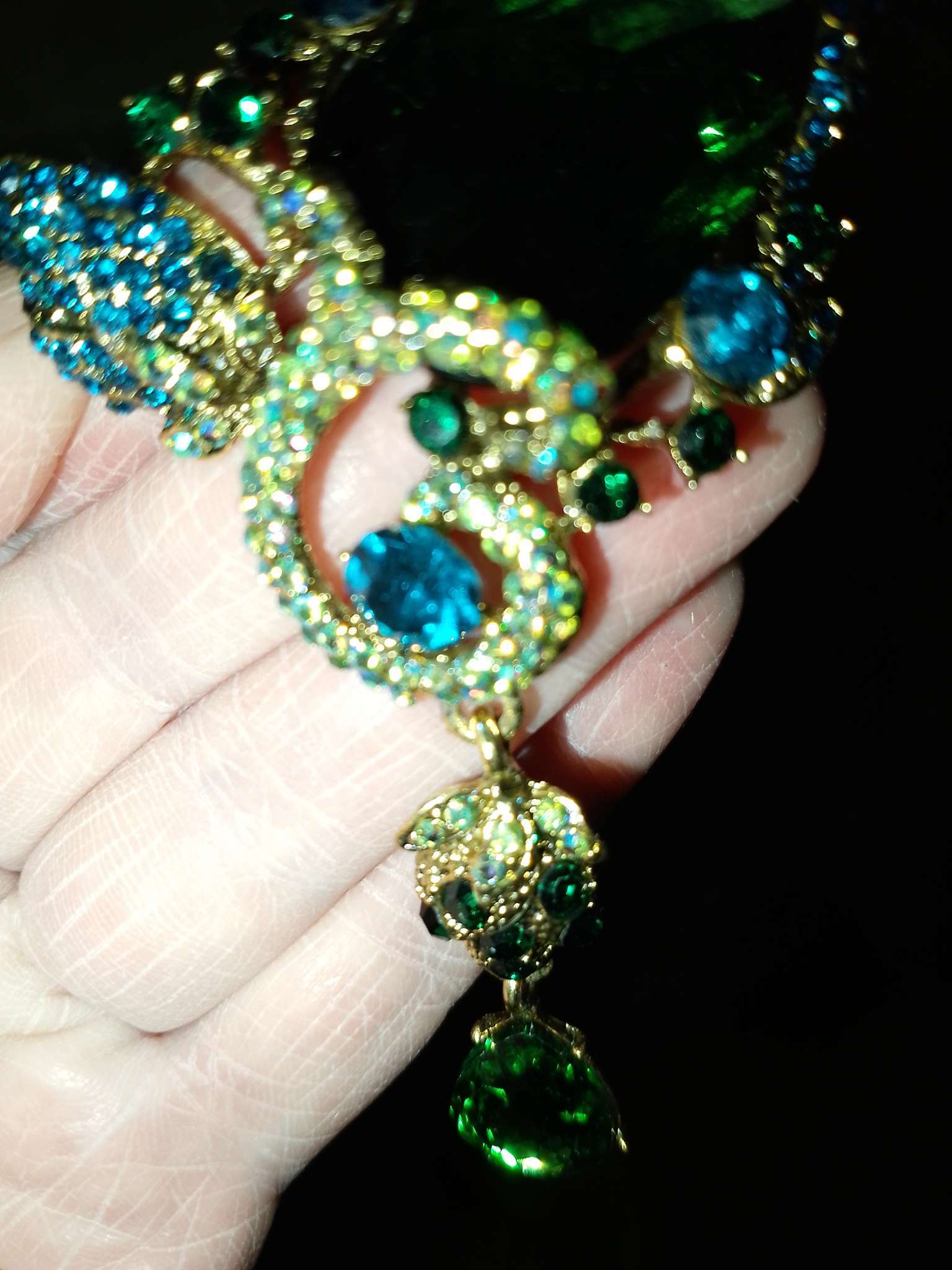 Фотография покупателя товара Брошь «Цветы» бутоны с подвеской, цветная в чернёном золоте - Фото 1