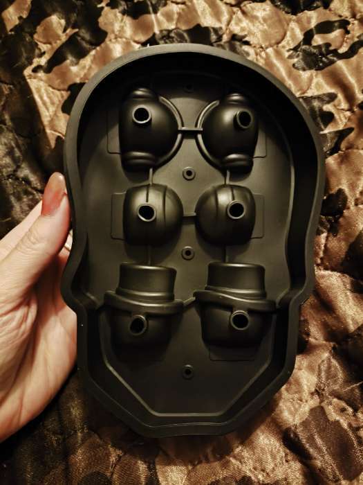 Фотография покупателя товара Форма для льда «Череп», силикон, 11×8×4.5 см, 4 ячейки (4.4×2.7 см), чёрная - Фото 11